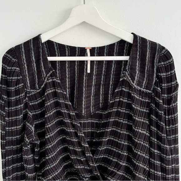 Free People V-Neck Blouse Girlfriend Striped Metallic Cropped Top Black Size M - Picture 6 of 10